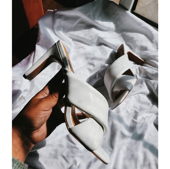 Shoes - 🚨ONLY A FEW PAIRS LEFT// White vegan leather Sandal